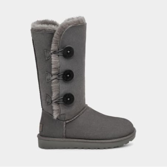 Size 8 triple Bailey button Ugg boots - Picture 1 of 9